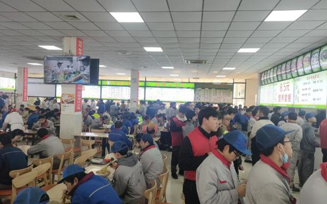 石獅食堂承包學(xué)校師生餐廳排隊(duì)用餐現(xiàn)場(chǎng)圖片