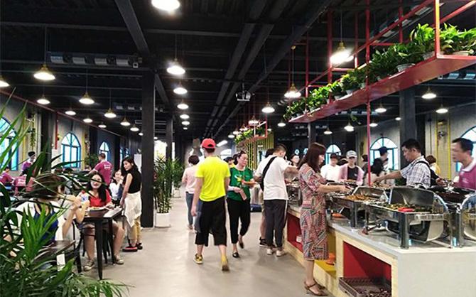 企業(yè)食堂圖片,味萊客餐飲公司自助餐開餐圖片